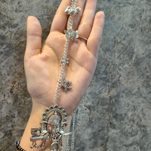สายคล้องมือถือสีเงินสไตล์ชาติพันธุ์ งานแฮนด์เมด พร้อมจี้ห้อยตกแต่งแบบดั้งเดิม - Product Image 4