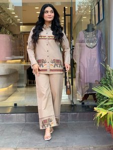 Ensemble coordonné en rayonne de qualité supérieure pour femmes avec broderie, détails en dentelle de créateur et pantalon droit confortable - Product Image 3
