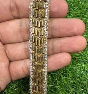 Dentelle dorée de haute qualité, idéale pour les bordures de sari, les lehenga, la confection de robes et la décoration de chaussures. - Product Image 4