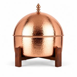 Olla Redonda de Cobre Martillado para Calentar Alimentos con Tapa, Cazuela Oriental sobre Soporte de Madera - Product Image 1