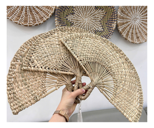 Éventails en bambou faits à la main en gros, éventails colorés en feuilles de palmier pour cadeaux d'entreprise - Product Image 1