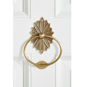 Sonnette de porte en forme d'éventail botanique en bronze doré avec plaque arrière à feuilles superposées et poignée circulaire pour portes d'entrée élégantes - Product Image 1