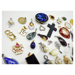 ชุดจี้แฟชั่นเกรดโรงงาน ราคาสุดคุ้ม ของมือสอง คละแบบ 50 ชิ้น ทำจากสแตนเลส - Product Image 1