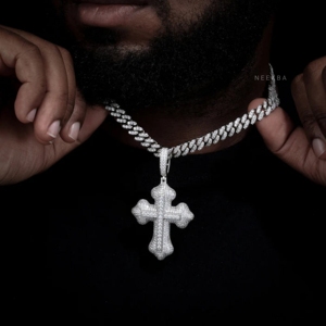 Pendentif Croix Royale Entièrement Sertie de Moissanite en Argent Sterling 925 - Pendentif Croix Moissanite Glacée Style Hip Hop, Pendentif Croix Fait Main - Product Image 1