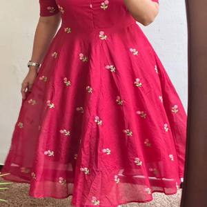 Vestido de Algodón Chanderi VASTRA COTTAGE con Bordado Floral Multicolor, Mangas Cortas, Completamente Forrado, Ropa Étnica Festiva - Product Image 3