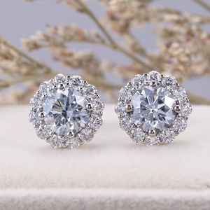 Boucles d'oreilles de luxe tendance en or blanc 14 carats avec diamants de laboratoire de forme ronde pour femmes, certifiées IGI - Product Image 1