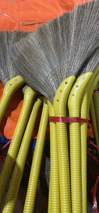 Balai en paille traditionnel d'origine vietnamienne, fait main, en herbe douce, pour le nettoyage des sols, écologique, avec manche en bois, vente en gros - Product Image 4