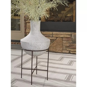 Vase de sol moderne Glided Bloom gris et noir sur support en métal noir, design minimaliste, fabrication artisanale - Product Image 3