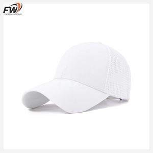 Gorra de béisbol personalizada 2026 de malla deportiva sólida impermeable de 6 paneles con logo bordado y orificios cortados a láser, ajustable, para uso común en la playa - Product Image 3