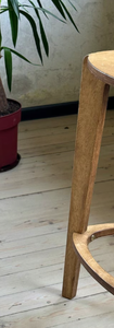 Tabouret de bar triangulaire en bois courbé, chaise de comptoir minimaliste à 3 pieds pour café, restaurant, hôtel (vente en gros) - Product Image 4