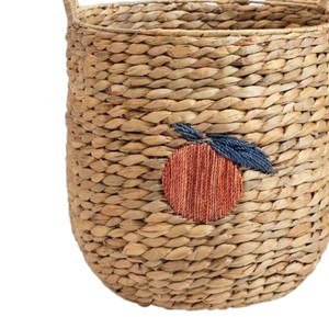 Panier en jacinthe d'eau brodé, fait main, décoratif, avec motif de fruits, pour la chambre d'enfant, le salon, la maison - Product Image 4