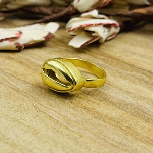 Meilleures bagues modernes épaisses en coquillages cauris, style bohème, en laiton plaqué or 18 carats, pour femme, thème océan et plage, bague signet de caractère, vente en gros/OEM/ODM - Product Image 6