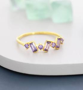 Anillo de Plata de Ley con Racimo de Circonitas Cúbicas Baguette en Forma de Amatista Lila, Anillo Baguette en Plata o Oro, Anillo con Racimo de Circonitas Cúbicas en Forma Orgánica - Product Image 3