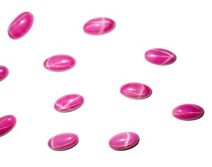 Rubis étoilé ovale 8x15 mm 4,5 carats, cabochon opaque poli créé en laboratoire avec effet étoile à 6 branches pour la fabrication de bijoux - Product Image 5