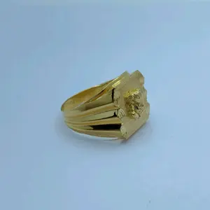 Anillo de Sello Tradicional para Hombre en Oro Amarillo de 22k con Letra Inicial Grabada, Superficie Texturizada, Banda de Diseño Clásico y Audaz - Product Image 2