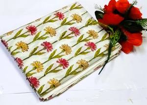 Tela 100% algodón estampada a mano con motivos florales, tela de algodón suave y transpirable para confección de vestidos y prendas. - Product Image 5