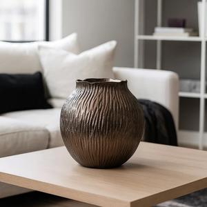 Jarrón Decorativo de Metal con Acabado de Diseño para Flores, Adorno Premium para el Hogar - Product Image 1