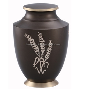 Urna Funeraria de Latón con Grabado de Mariposa, Diseño Moderno, Ecológica, Hecha a Mano, para Guardar Cenizas - Product Image 6