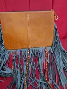 Bolso Bandolera Unisex de Cuero Vacuno Occidental de Lujo, Diseño Floral Tallado a Mano, 20-36L, Impermeable, Antirrobo, Disponible en Stock - Product Image 3