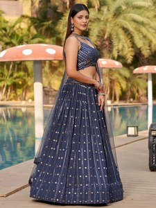 Robe de demoiselle d'honneur bleue à sequins, coupe trapèze, avec crop top et détails perlés, longueur ras du sol, sans manches, bretelles spaghetti, taille naturelle - Product Image 4