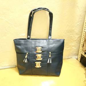 Sac fourre-tout en cuir PU pour femme, best-seller, avec boucle dorée décorative, fermeture éclair et pompon, idéal pour un usage quotidien, disponible à la vente - Product Image 1