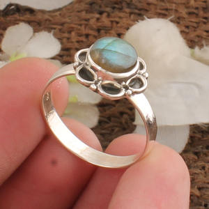 Bague en labradorite naturelle, argent sterling 925, pierre précieuse bleue effet feu, style vintage classique, artisanale, argent oxydé, pour femme, idéale pour les fêtes - Product Image 3