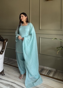 Presentamos el nuevo y exclusivo traje Farshi Salwar en tela de seda crujiente con detalles en Siroski, conjunto con top y dupatta, listo para usar. - Product Image 3