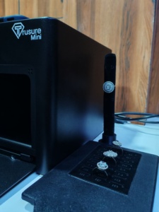 El Trusure Mini es una máquina portátil de autenticación de diamantes diseñada para la detección rápida y precisa de CVD y HPHT. - Product Image 1