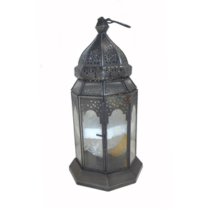 Lanterne à bougie hexagonale marocaine en bronze suspendue, avec dôme en filigrane, anneau de finition en verre texturé ambré et poignée en arche, pour décoration de table - Product Image 1