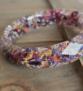 Brazalete de Resina Hecho a Mano, Forma Redonda, con Puntos Dorados y Morados, Joyería Coleccionable Artística, Técnica de Fundición - Product Image 5
