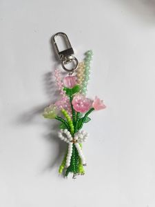 Porte-clés brodé à la main de qualité supérieure avec motif floral et finition décorative élégante - Product Image 2