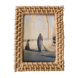 Cadre photo en rotin d'inspiration antique avec des sculptures florales, parfait pour créer une présentation photo élégante et nostalgique - Product Image 4