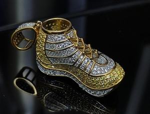 Pendentif Sneaker Jordan en Moissanite, Argent 925 Bicolore Plaqué Rhodium/Or, Sertissage Griffe, Bijou Hip Hop de Luxe Entièrement Sertie - Product Image 1