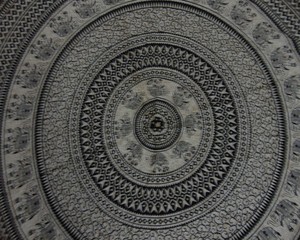 Tapices Redondos Blancos y Negros con Flecos de Borlas Negras, Mandala de Elefante, Tapices Tradicionales Indios - Product Image 5