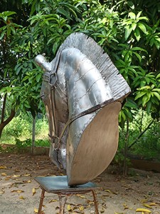 Cabeza de caballo de metal sobre soporte - Product Image 4