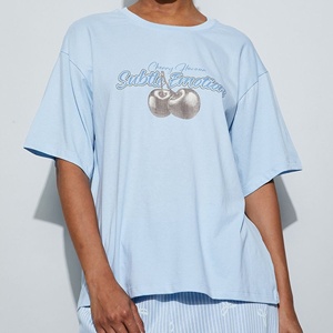 T-shirt en coton pour femme avec imprimé graphique cerise métallisé, épaules tombantes, bleu pastel clair – Fabricant de vêtements - Product Image 5