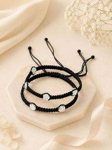 Chevillère artisanale en fil noir avec breloque florale pour femme, bijou de pied ajustable et tendance, chevillère tressée noire ajustable avec motif floral - Product Image 4