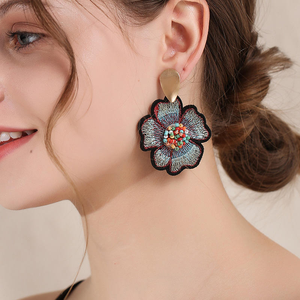Boucles d'oreilles pendantes brodées de fleurs et de perles, bijoux fantaisie en peluche, artisanat de couture - Product Image 5