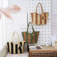 Sac fourre-tout en raphia à rayures vertes et naturelles Sac à main d'été tissé à la main avec poignées tressées et breloque à pompon