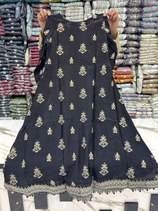 MARIA.B NUEVO ARTÍCULO*TELA DE SEDA CON GRIP, HILOS, LENTEJUELAS Y TRABAJO MANUAL CON CORTES LÁSER Y ADORNOS - Product Image 6