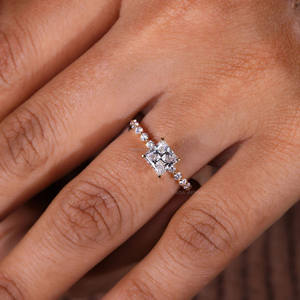 Princesse Cut Lab Grown Diamond Bague de fiançailles de forme carrée avec un ensemble de bulles latérales taillées en or jaune massif 14K IGI Certified Gift - Product Image 4