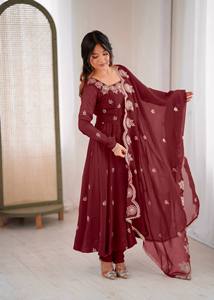 Women Ethnic Motifs Embroidered Regular Thread Work <b>Kurta</b> with Pant & With Dupatta - Product Image 5