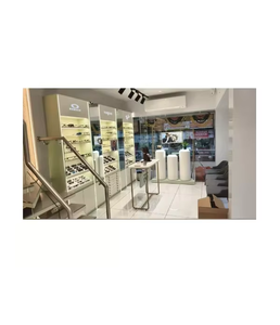 Agencement de magasin d'optique de luxe : mobilier de présentation moderne pour showroom, présentoir mural pour montures de lunettes avec éclairage LED et rangement - Product Image 5