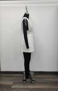 Vestido corto informal de verano con cuello en V, sin mangas, de encaje blanco, cintura elástica y ajuste holgado - Product Image 2
