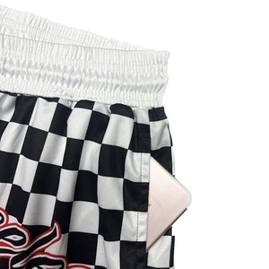 Shorts de basketball personnalisés en mesh noir à séchage rapide pour hommes, shorts de sport pour la course et l'entraînement, design taille haute élastique, shorts en mesh - Product Image 4