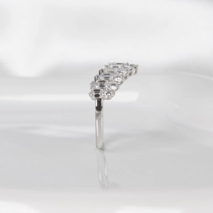 Bague en diamant de laboratoire Chevron en or blanc 14 carats, avec bande assortie incurvée en forme de V, style Art Déco, pavée à deux rangs, pour mariage ou promesse - Product Image 2