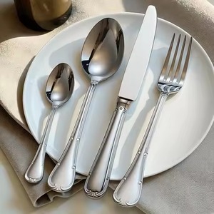 Ensemble de couverts en métal décoratifs élégants avec finition miroir pour la mise en scène de la table à manger moderne - Product Image 3