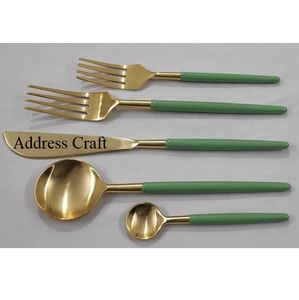 Juego de Cubiertos Modernos de 5 Piezas en Oro Mate a Precio Accesible, para Bodas, Eventos y Hogar, Incluye Tenedor, Cuchillo y Cuchara - Product Image 5