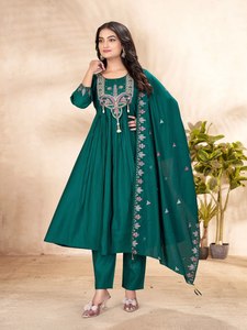 Elegante Traje Anarkali de Seda Romana para Fiesta con Dupatta Bordada y Calado |   Exportación Global de Moda |   Venta al por Mayor B2B - Product Image 1