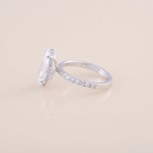 Anillo de compromiso con diamante cultivado en laboratorio de corte marquesa de 3.59 quilates con banda pavé redonda engastada con puntas, chapado en rodio, oro blanco, amarillo y rosa de 9 quilates - Product Image 3